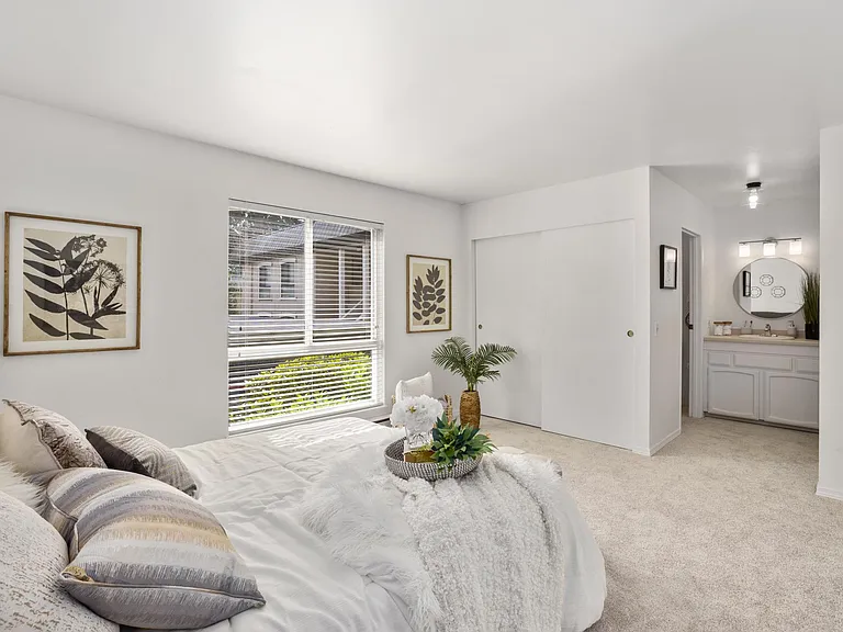 10211 NE 16th Pl #R6 — Photo 16