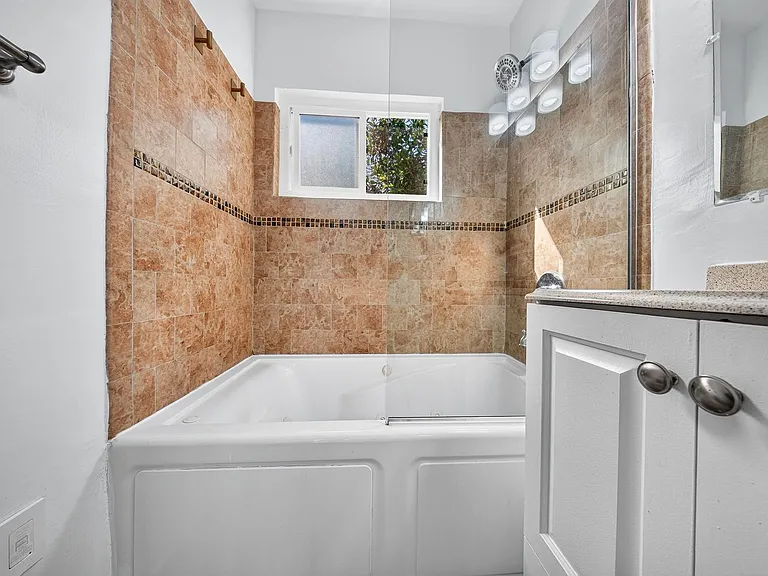 1412 W. 17th St — Photo 17