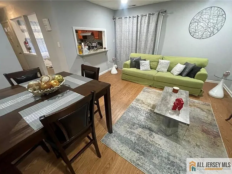 103 Woodbridge Cmns #103 — Photo 3