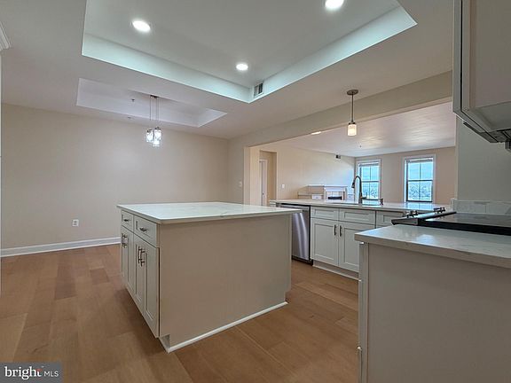 4th image of 485 Harbor Side St APT 604
