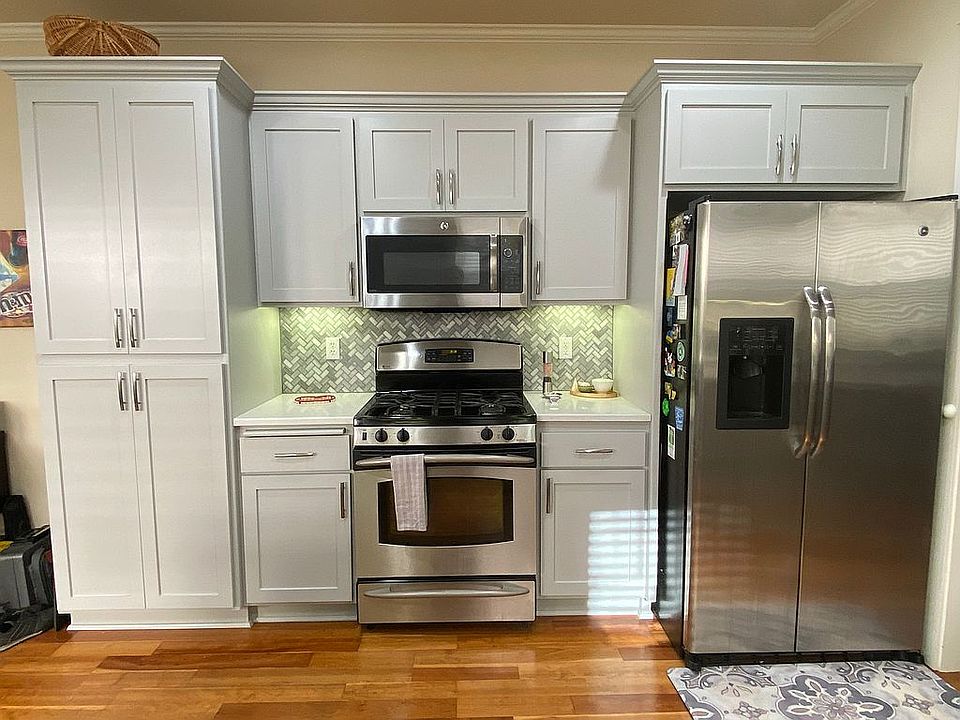 2nd image of 425 Clinton St