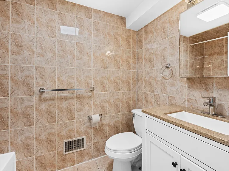 14 Elizabeth St #1 — Photo 12