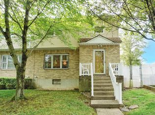 182 Drumgoole Rd E, Staten Island, NY 10312