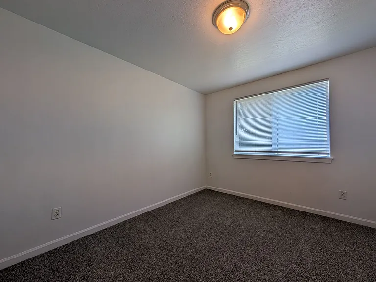 484 Helen St — Photo 20