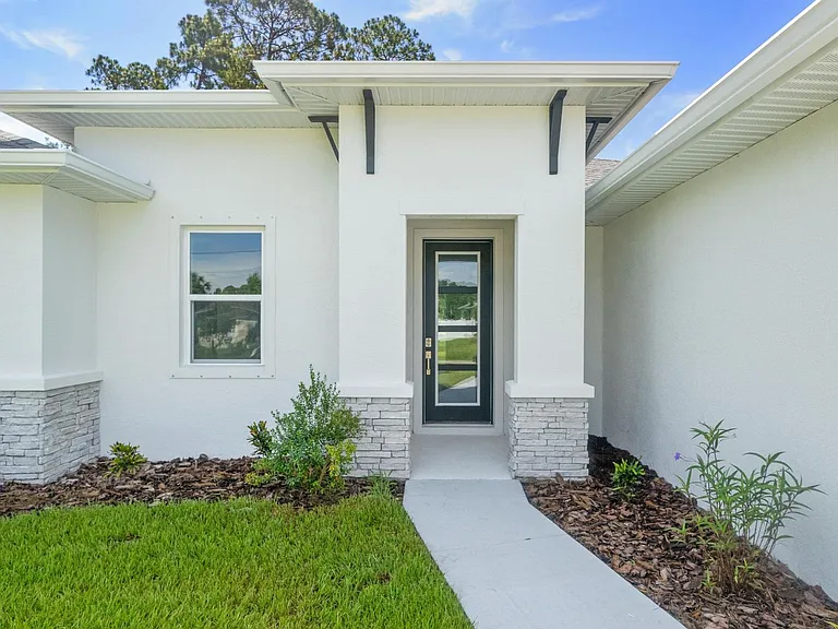 2206 NW 17th Pl — Photo 2