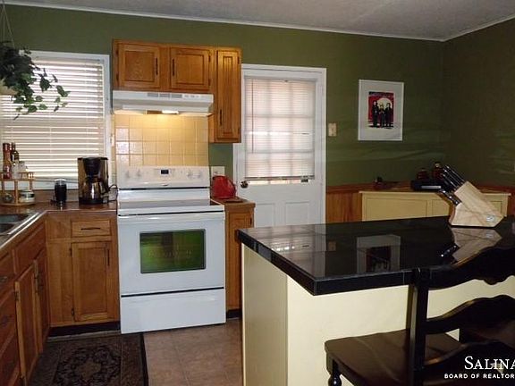 3rd image of 934 Birch Dr