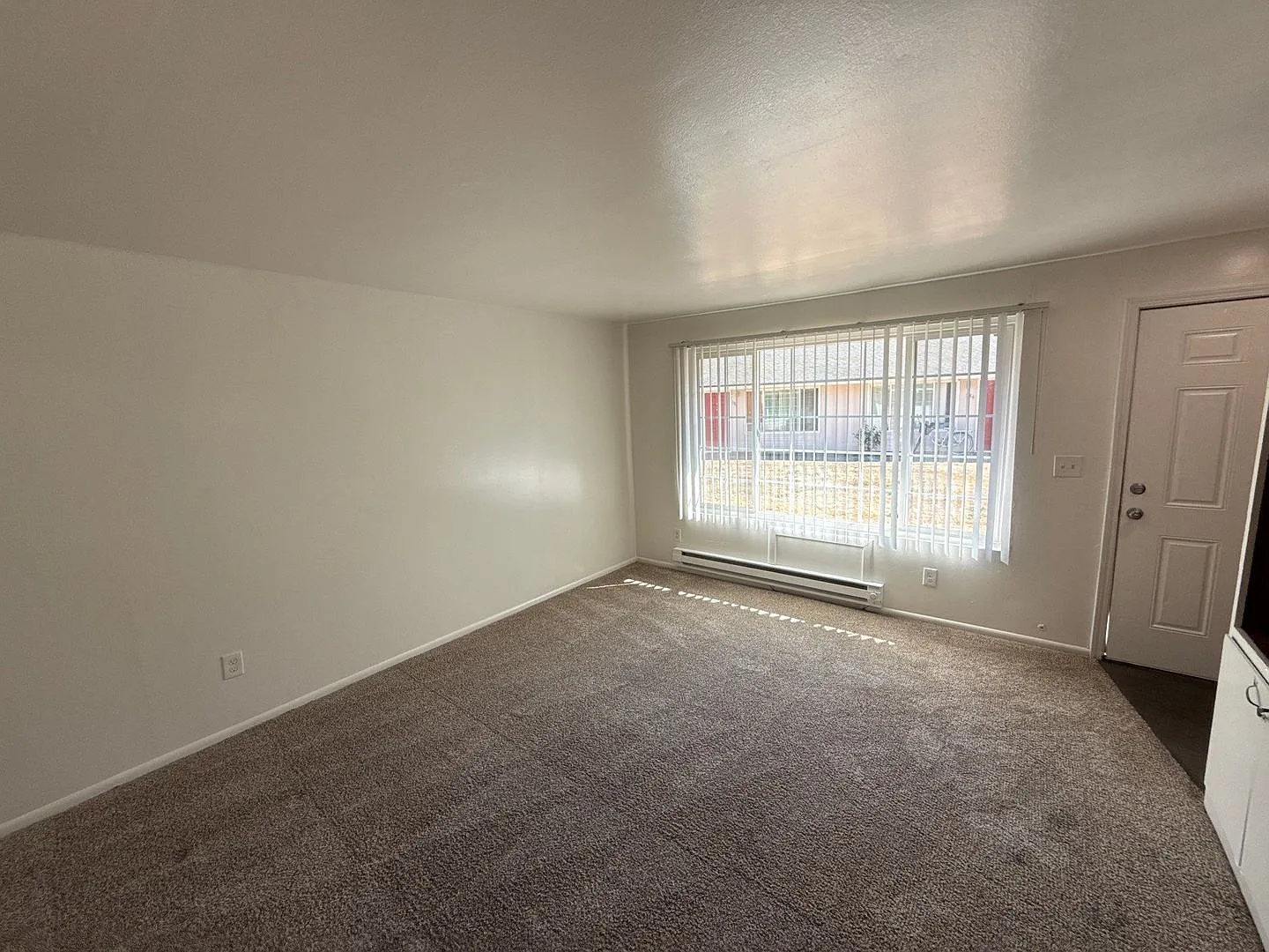 1 bed, 1.0 bath, 639 sqft, $1,225 — Photo 2