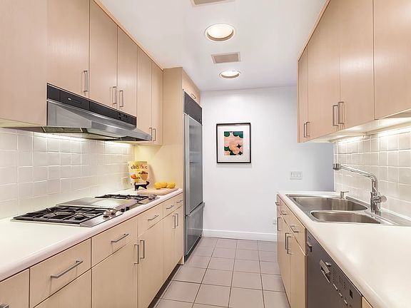 5th image of 30 W 60th St APT 6R