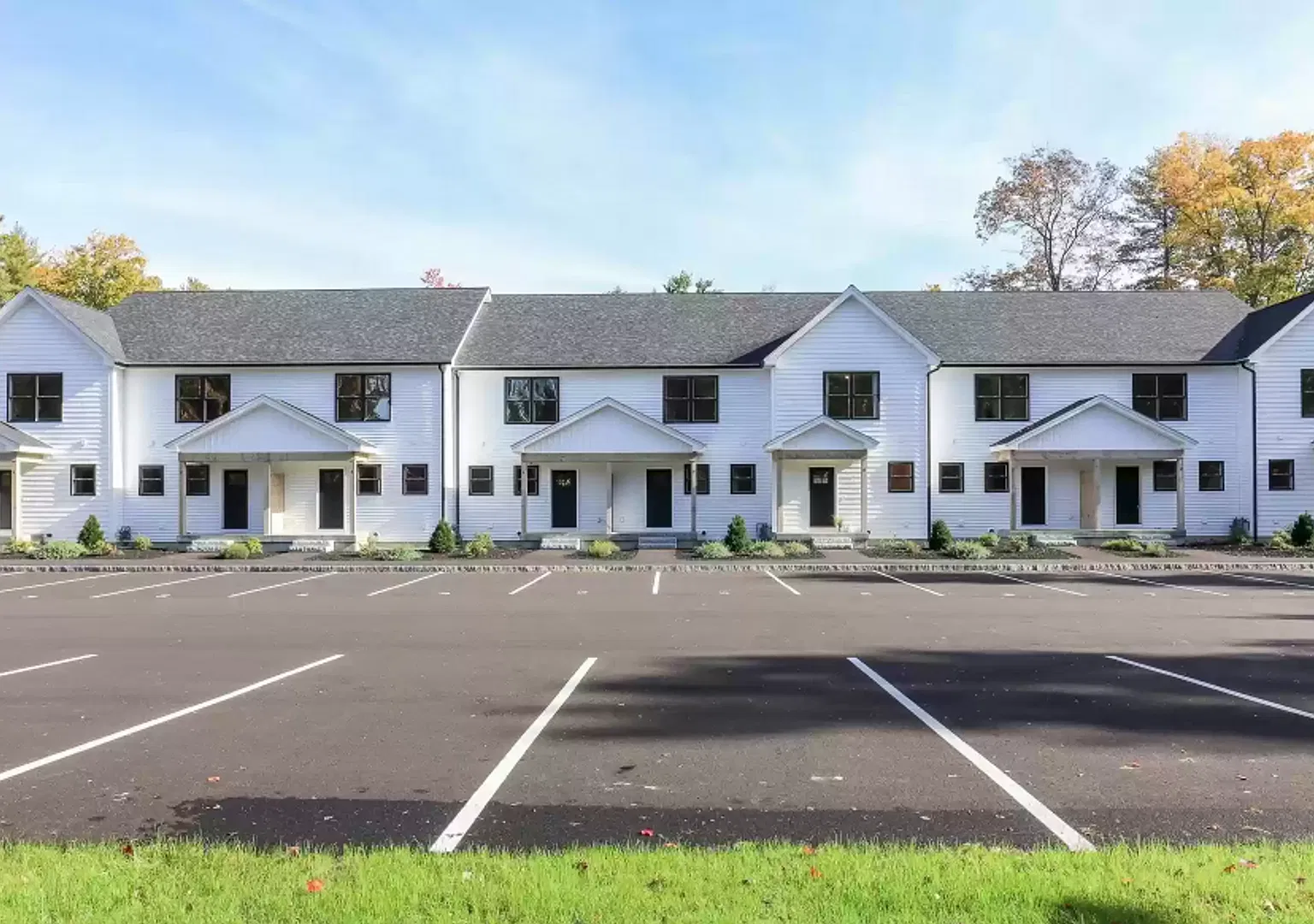 Beautiful 2-Bedroom Townhouse in Milford — Photo 1