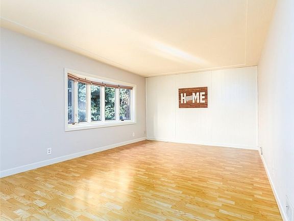 3rd image of 2301 Custer Ave
