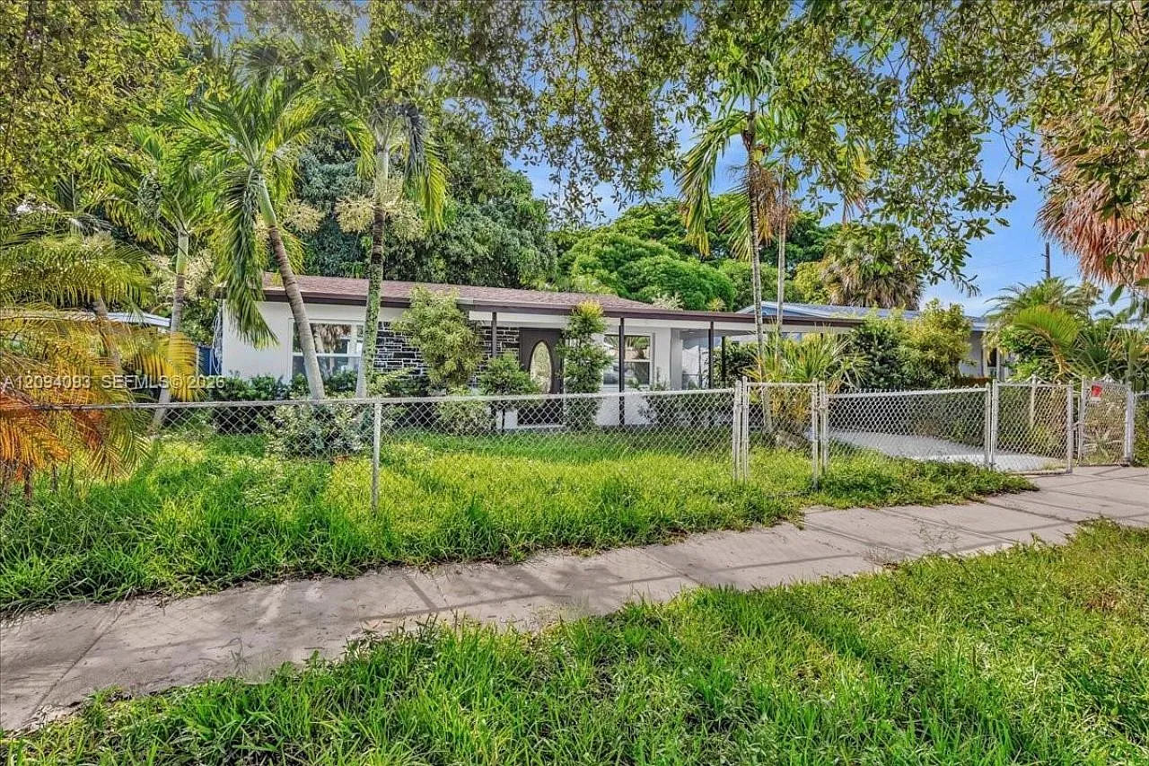 3 bed, 2.0 bath, 1262 sqft, $3,200 — Photo 3