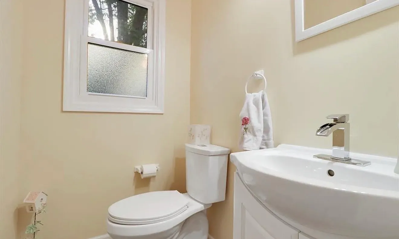 4 bed, 2.5 bath, 1800 sqft, $2,300 — Photo 4