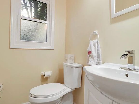4th image of 3205 Dorchester Dr