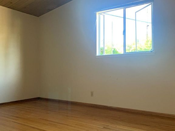 4th image of 986 Celia Way