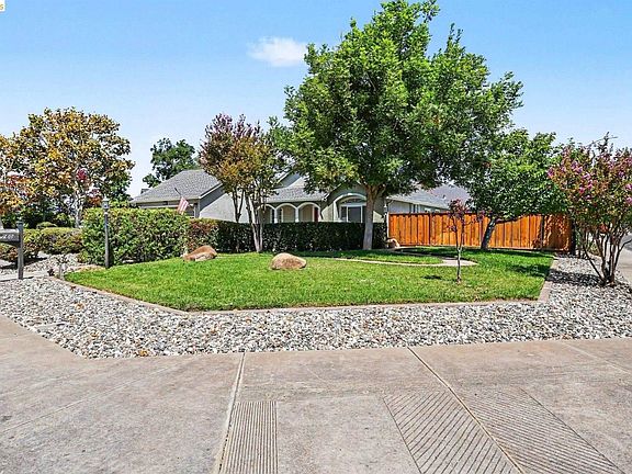 3rd image of 1760 Domaine Way