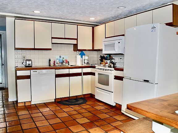 Kitchen w/ terra cotta floor