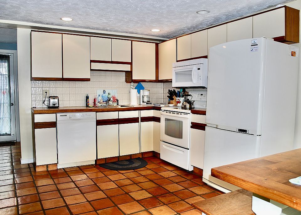 Kitchen w/ terra cotta floor