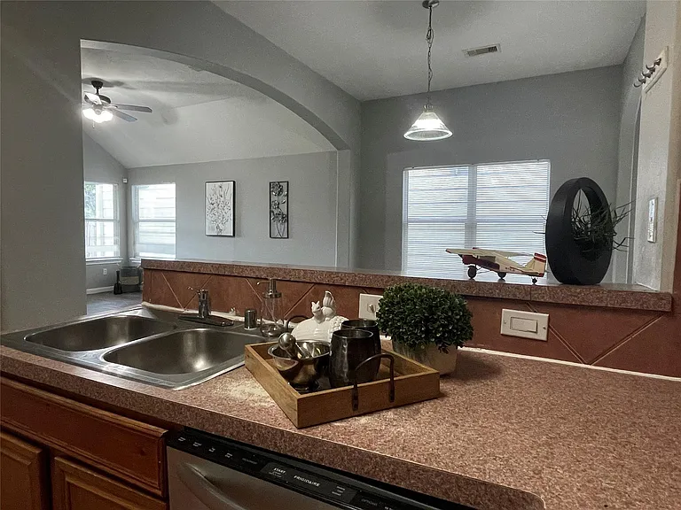 811 Forest Hillside Ln — Photo 22
