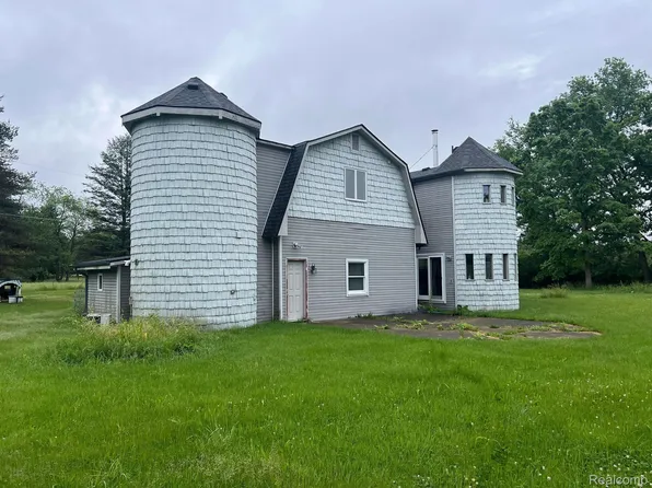2651 Fenton Rd, Hartland, MI 48353