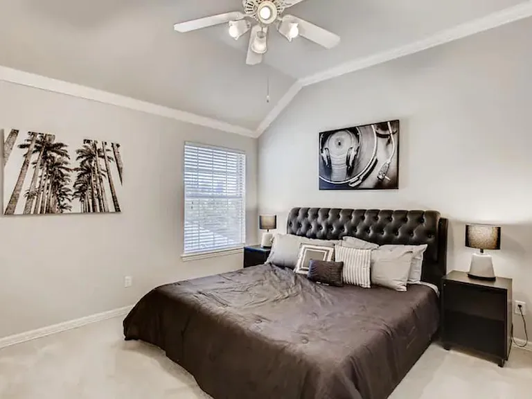 2nd bedroom upstairs with King bed and memory foam mattress