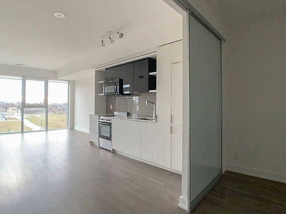 4th image of 6 Parkwood Ave #409