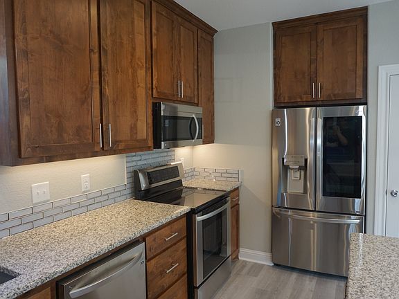 4th image of 103 N Avenue G