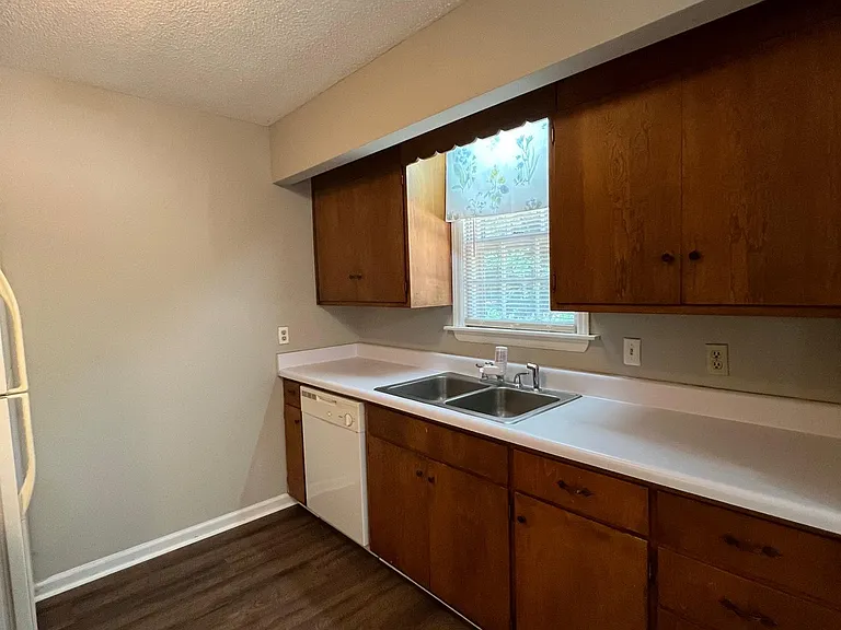 212 Henderson St — Photo 13