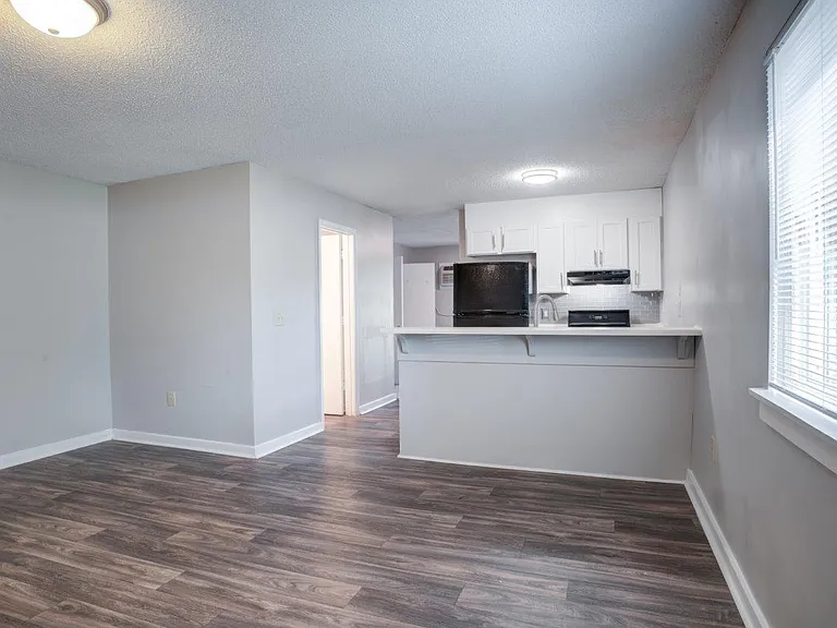 1022 West Apartment Homes — Photo 4
