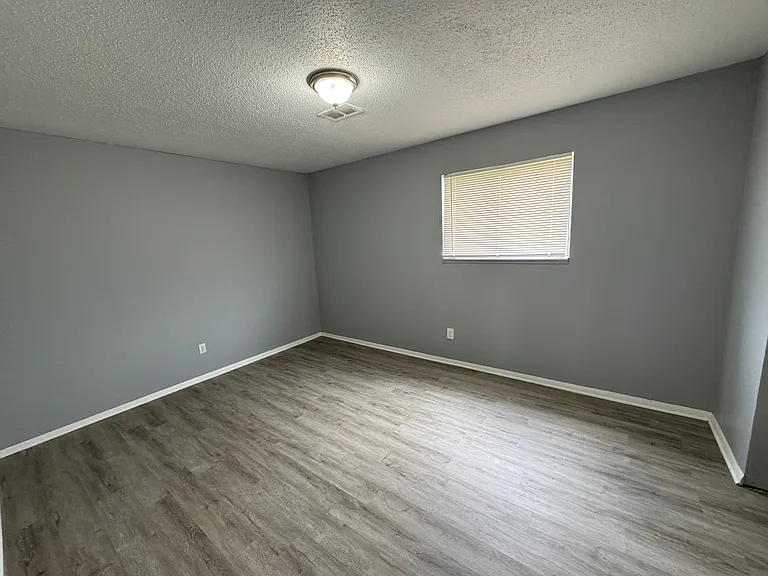 2832 E County Line Rd — Photo 22