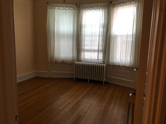 3rd image of 4719 Windsor Ave Floor 1