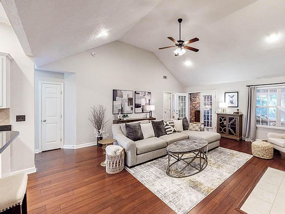 4th image of 434 Bainbridge Dr