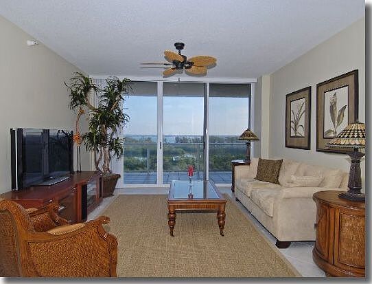Living room with 60" SUHD TV