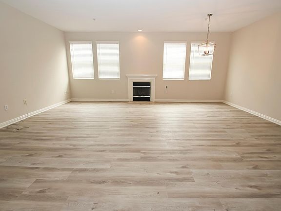 5th image of 10616 Moorpark St APT 203