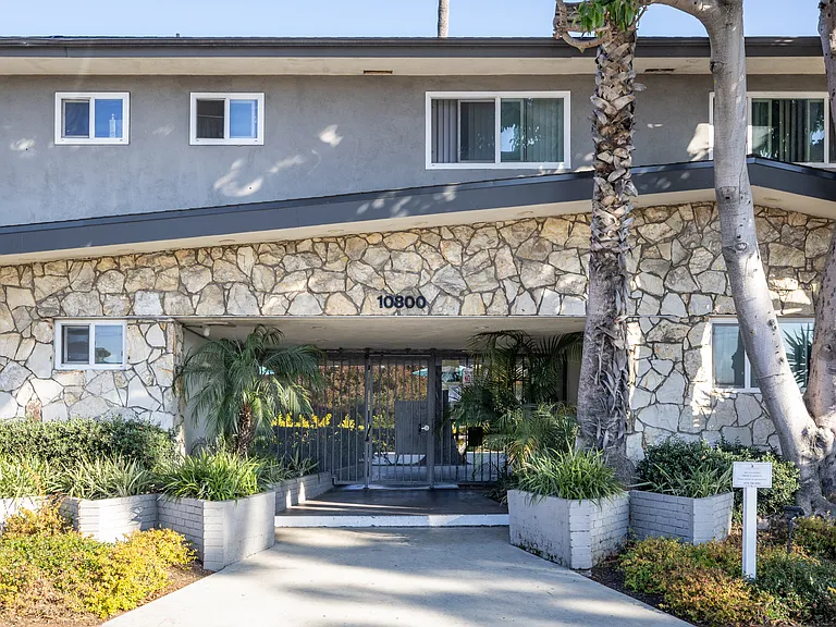 Crenshaw Manor — Photo 30