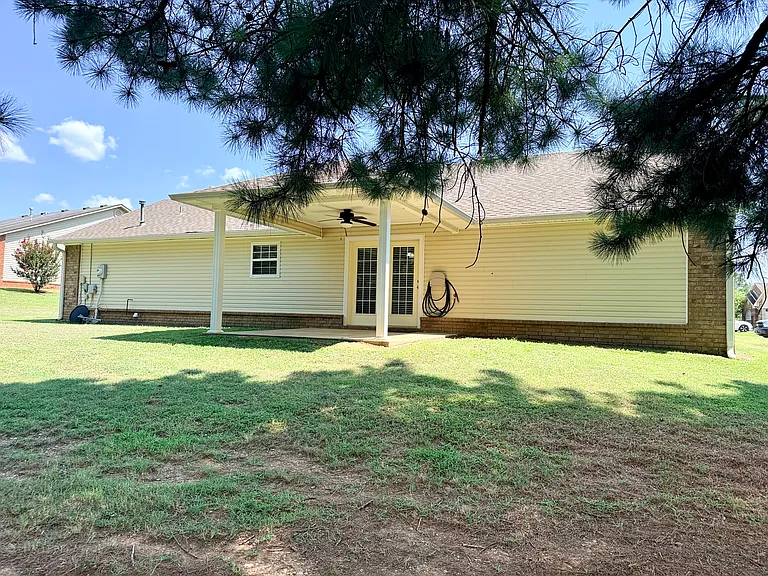 1721 Eastgate Cir — Photo 2