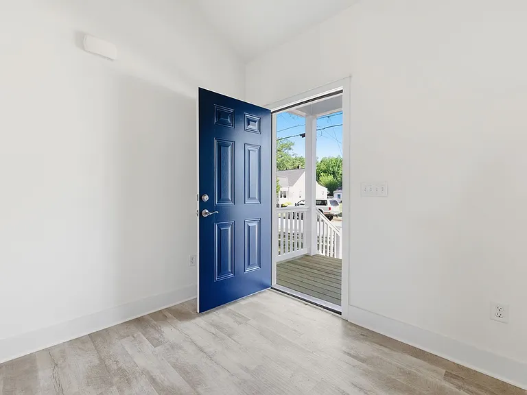 2206 Grant St — Photo 5