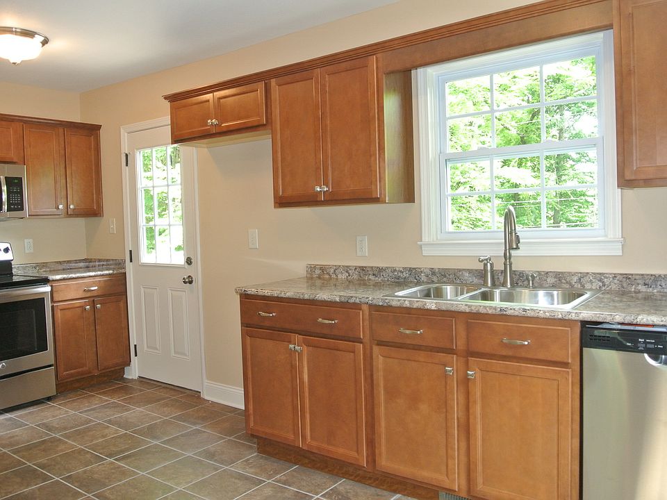 KITCHEN W/ STAINLESS APPLIAN