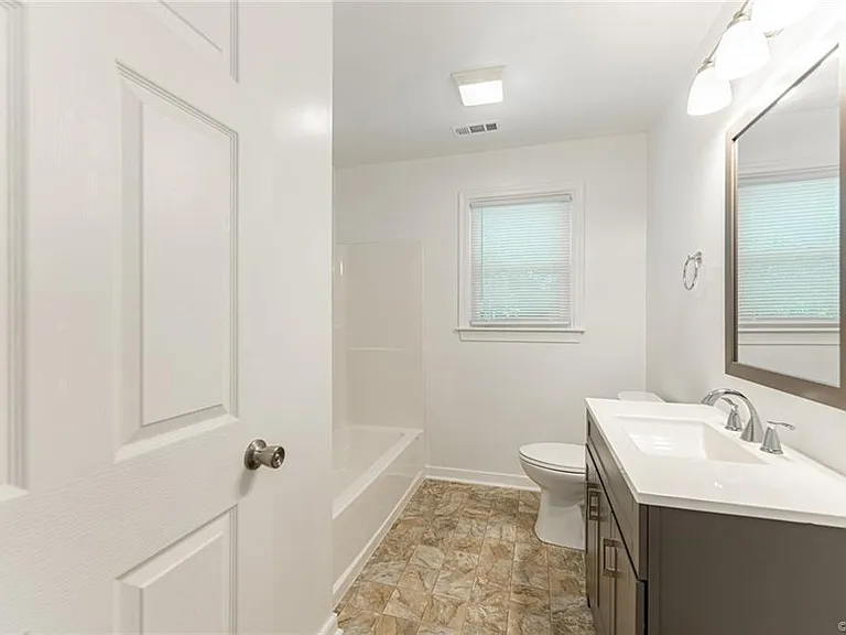 5104 Lochaven Ave — Photo 6