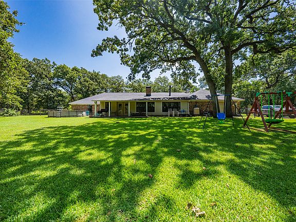 3rd image of 5 Linden Ln