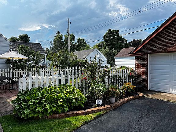2nd image of 322 Strathmore Rd