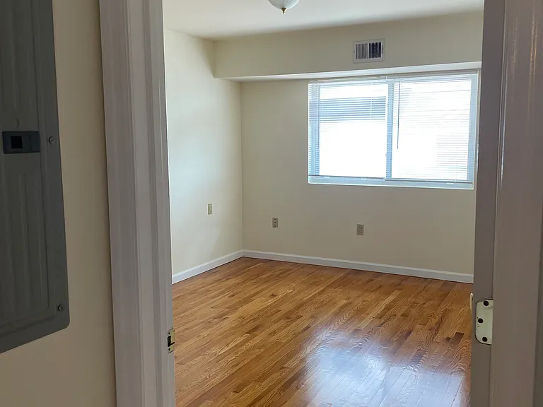 Rutgers Court Apartments — Photo 11