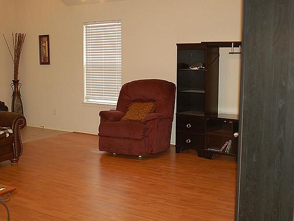 LVIING AREA NICE SIZE