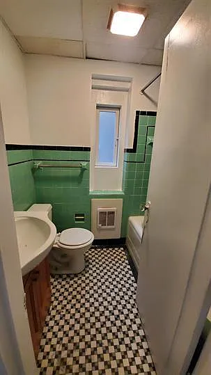 1402 Lee St E — Photo 9