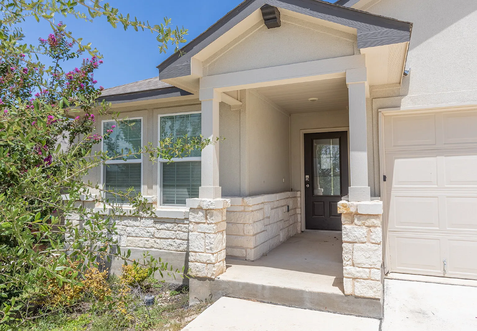 4 bed, 2.0 bath, 1901 sqft, $1,895 — Photo 2