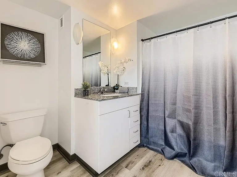 425 W Beech St — Photo 11