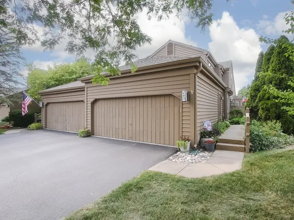 898 Longmeadow Ct #1011, Barrington, IL 60010