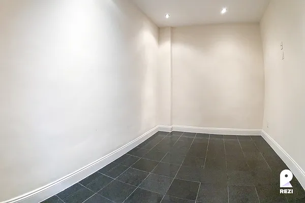 Rented by REZI | media 28