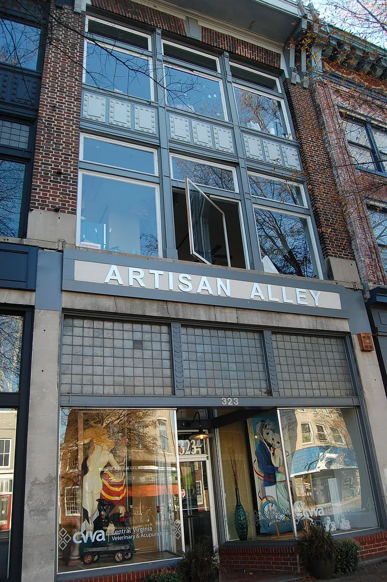 Building Photo - 323 W Broad St #3