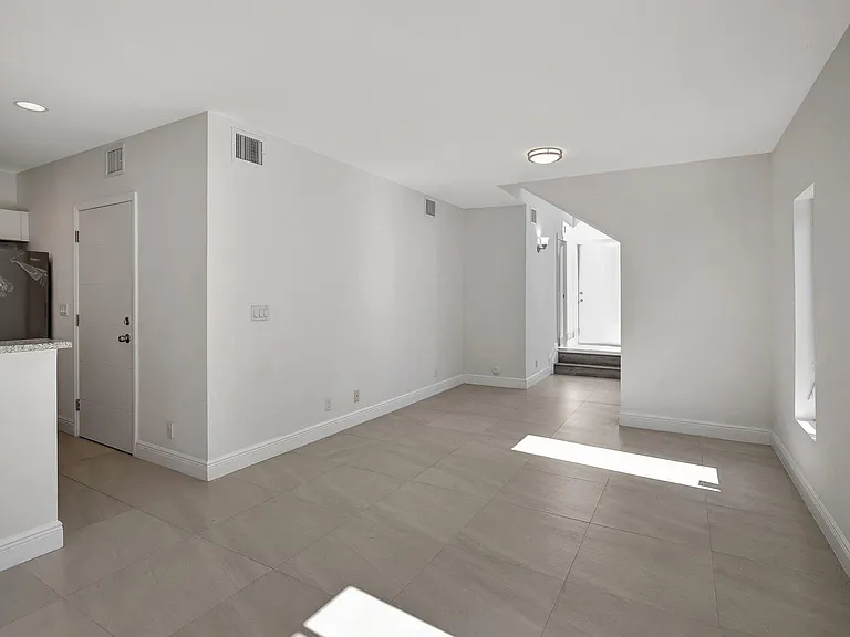 1102 S 20th Ave #1102 — Photo 9