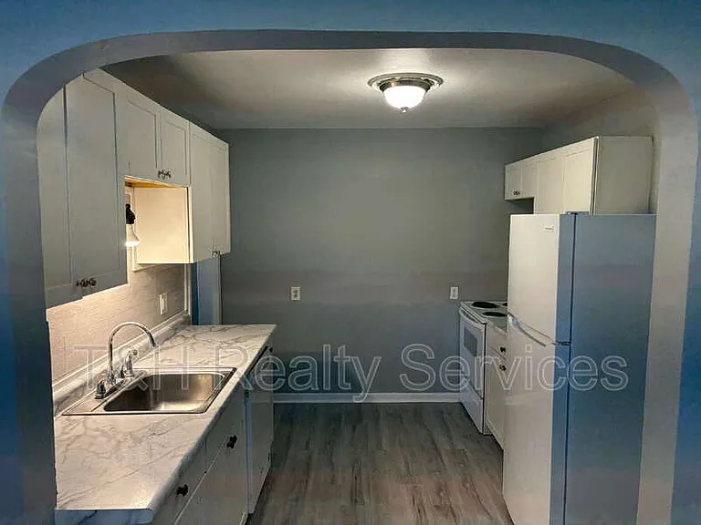 1951 N Bosart Ave — Photo 8